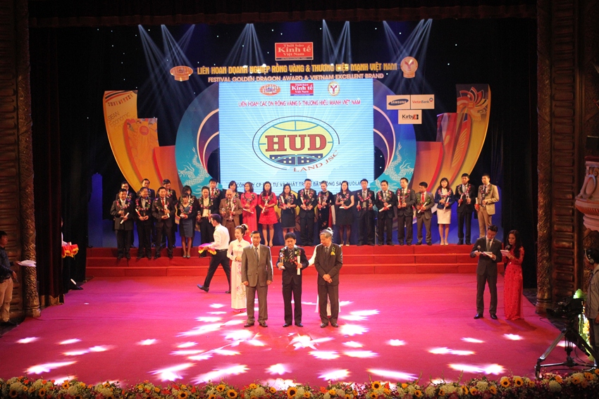 Ông Phạm Cao Sơn- Giám đốc đại diện Công ty HUDLAND vinh dự nhận Kỷ niệm chương Giải thưởng “Thương hiệu mạnh 2015” 