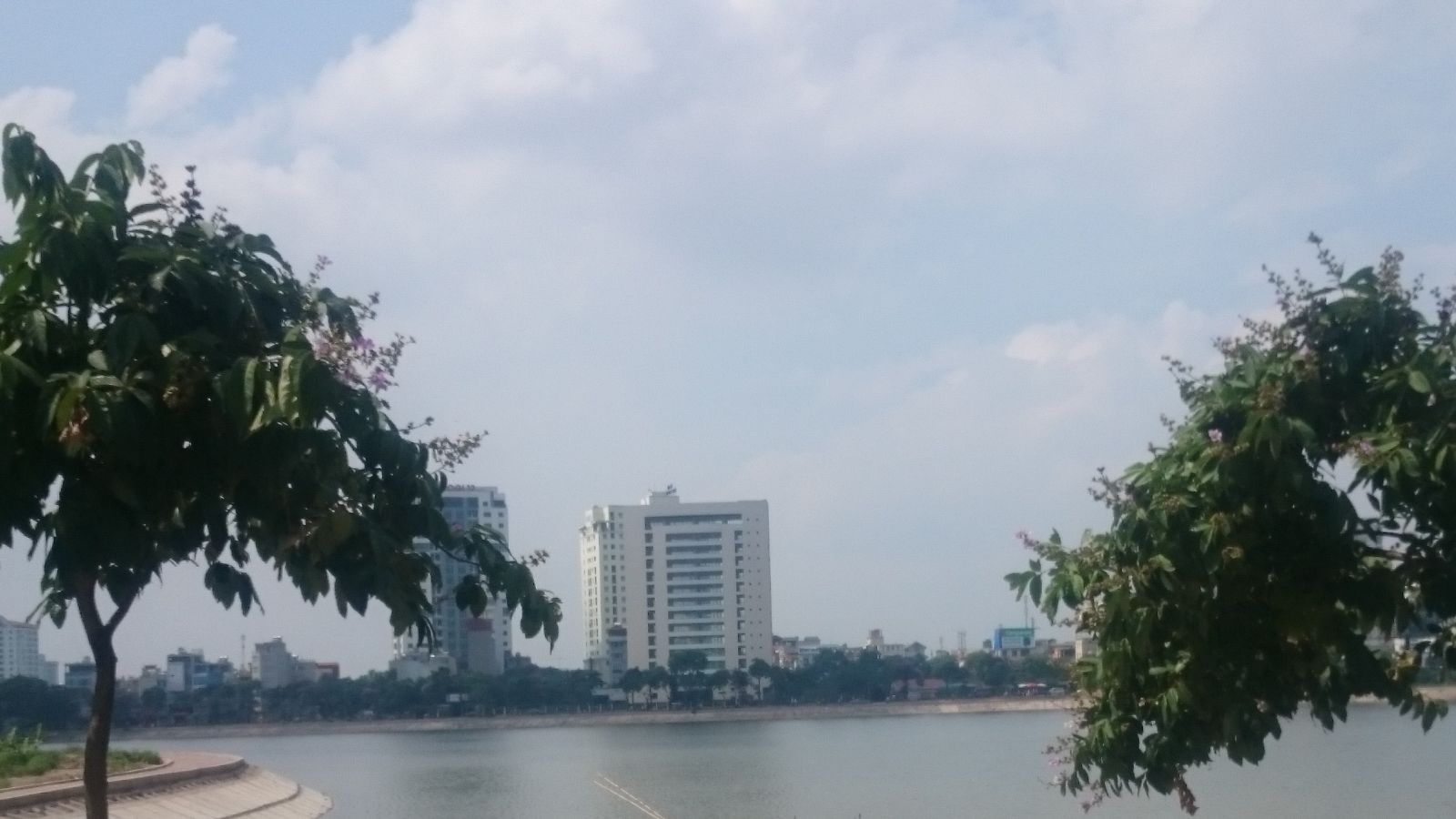 Dự án CC7 nhìn từ phía bên kia hồ Linh Đàm