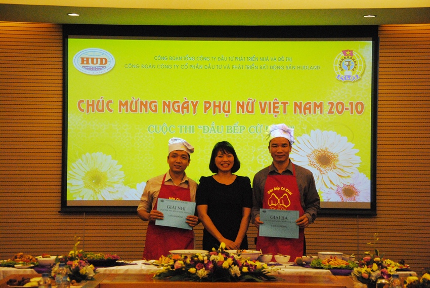 Giám khảo Thanh Huyền trao giải nhì (Nguyễn Anh Tú) và giải Ba (Đặng Văn Phú)
