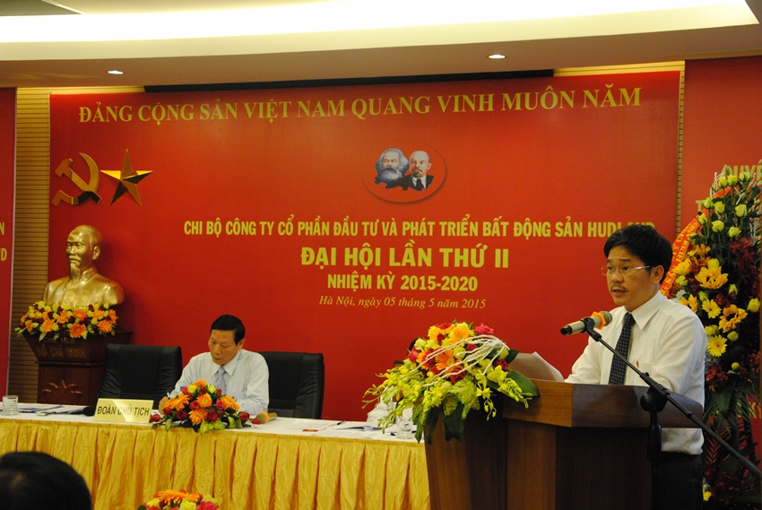 Ông Phạm Cao Sơn- Phó bí thư chi Bộ- Giám đốc Công ty trình bày báo cáo kiểm điểm chi ủy nhiệm kỳ 2010- 2015