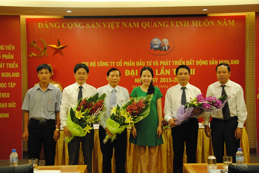 Đồng chí Nguyễn Đức Hùng cùng các đ/c đại diện các đoàn thể TCT tặng hoa và chụp hình lưu niệm với Ban chi ủy Công ty HUDLAND nhiệm kỳ mới (2015- 2020)
