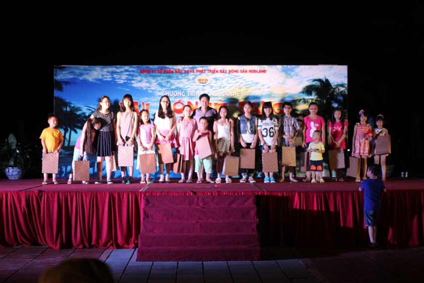 Ông Phạm Cao Sơn- Giám đốc Công ty trao phần thưởng học tốt cho các cháu con em CBCNV