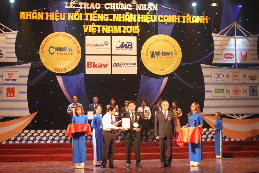 Ông Nguyễn Thanh Tú- Phó Giám đốc đại diện Công ty HUDLAND lên nhận giải Nhãn hiệu Nổi tiếng Việt Nam 2015