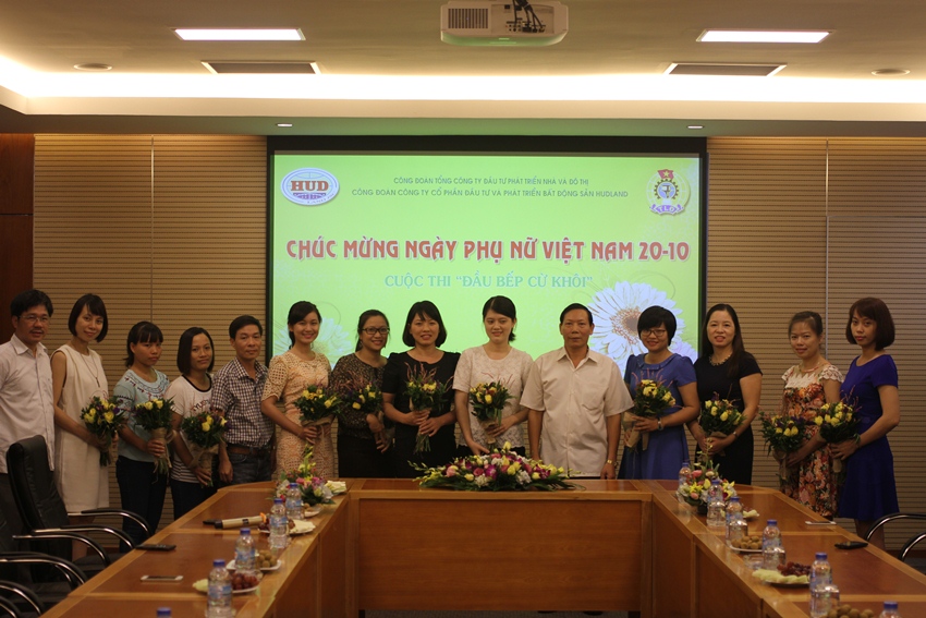 Bí thư Chi bộ, Giám đốc và Chủ tịch Công đoàn Công ty HUDLAND tặng hoa cho các cán bộ nữ