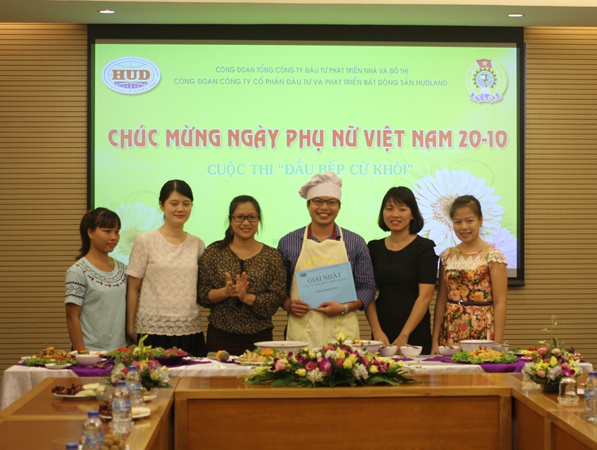 Nguyễn Quang Hưng vinh dự nhận đợt Tạp dề Vàng chụp hình lưu niệm cùng BGK