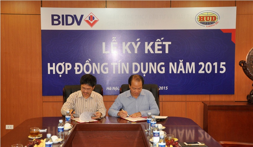 Ông Phạm Cao Sơn-GĐ HUDLAND (bên trái)  và ông Ngô Văn Dũng- GĐ BIDV Hà Nội cùng đặt bút ký kết hợp đồng