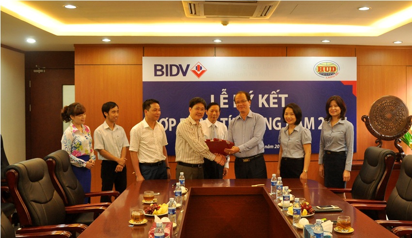Công ty HUDLAND và BIDV Hà Nội trao nhau hợp đồng tín dụng 2015