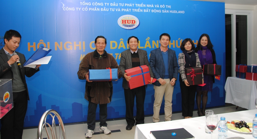 Ông Vũ Tuấn Linh- Phó Giám đốc Công ty HUDLAND lên trao quà cho các hộ dân tại Khu biệt thự Palm Garden 