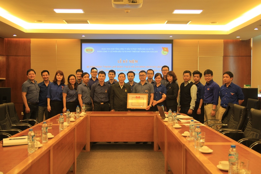Đoàn Thanh niên nhận giấy khen của Đoàn Khối doanh nghiệp Trung ương