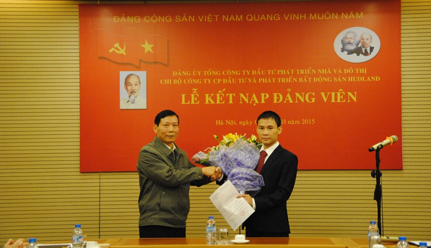Ông Bùi Đức Thịnh-Bí thư chi bộ trao quyết định cho đảng viên mới Lê Văn Hải